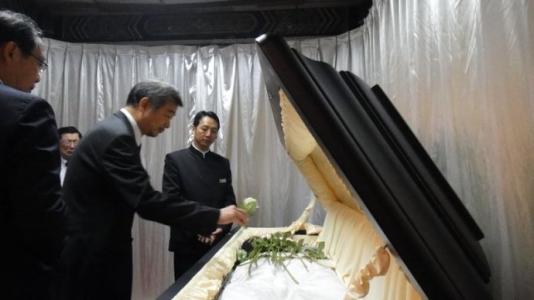 為什么在葬禮中一定要悲傷甚至哭泣？這種行為是怎么留下來(lái)的？